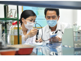 Lecturers and researchers of <b>Kim Il Sung</b> University who are devoting themselves to the scientific research propelling the country’s chemical and industrial development