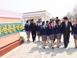 중등학원을 졸업하고 대학으로