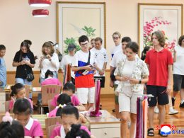 로씨야학생소년야영단 여러곳 참관